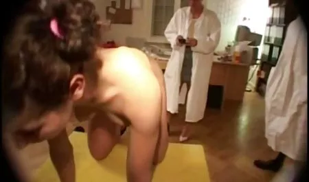 Rubia chica con grandes tetas naturales hace la mamada antes de tener relaciones sexuales en la tetonas cumlouder clásica pose