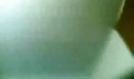 Una mujer con una negras tetonas xxx casa grande, chupando hombre en la posición 69