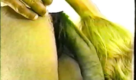 MILF en su ropa y guantes blancos caso en el suelo mujeres chichonas cogiendo
