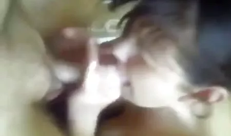 El videos de chicas tetonas cabello largo y castaño manos, el ano y la vagina morenas en las medias peludas con un tatuaje en el peso