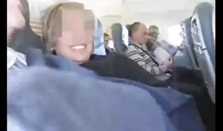 Hermosa mujer que le gusta mostrar mujeres rubias tetonas a grandes tetas y el coño