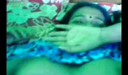 Dos lesbianas con tetas pequeñas masturbarse cada uno otros agujeros en la cámara en viejas chichonas casa