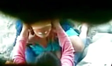 El ciclismo serviporno tetas grandes ayuda a una chica solitaria se sienta cómodo
