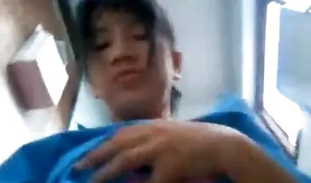 Joven morena con un tatuaje en el pubis Monte trabajar con tetudas españolas los chicos en el dormitorio, sobre la cama
