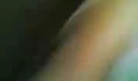 En la super mega tetonas cama, con las manos atascado en la parte de atrás de un amigo