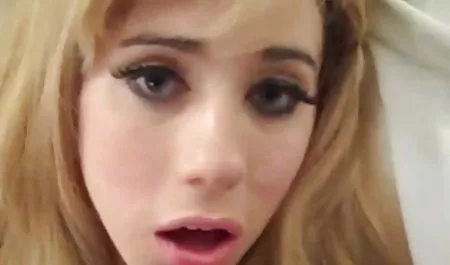 Ruso belleza con rojo las uñas a la mierda en el culo, chupando la polla de un chico de polla grande en la sala de estar tetonas tube