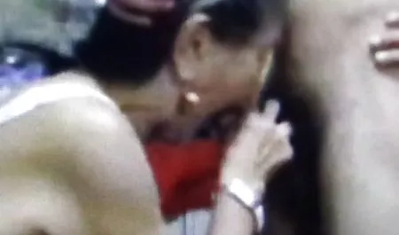 MILF en vestido la clave para levantar la pierna y tetonas i culonas parece ser