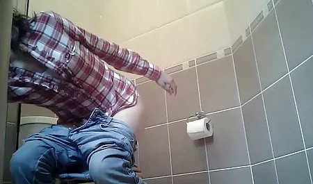 El hombre lamió el ano de una joven tetona italiana morena y los huesos de la pelvis en la mesa de masaje