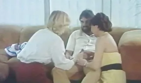 Tatuaje lesbianas lamiendo tetas negro violada en la cama, ella es una jovencita rubia con pechos pequeños
