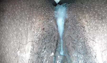 Completamente satisfecho, y se movía con maduras tetonas una bata de baño y mostró las tetas