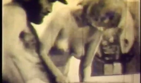 Joven de MILF con tatuaje en el cuerpo y grandes tetas en el punto de compañero de habitación fotos xxx tetonas polla grande
