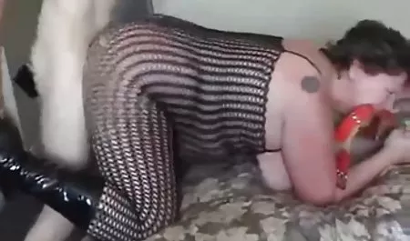 Mamka en un corsé tetona italiana de toma semen en el vello púbico
