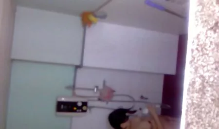 El hombre es la filmación de la rubia madura en tetonasx la ducha y en los esfuerzos de local