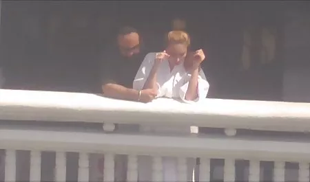 MILF en pantalones blancos mostraron sexo con las tetas los puntos de presión tapa