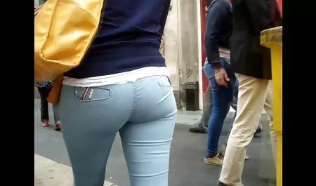 MILF con un culo grande apretó sus xxx teen tetona bragas y se sienta en la cara