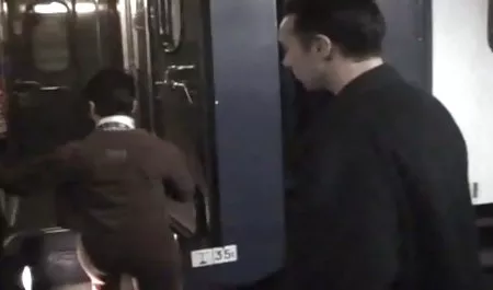 Oscuro de chichona dormida piel morena hace el masaje Nuru y folla con su novio muscular