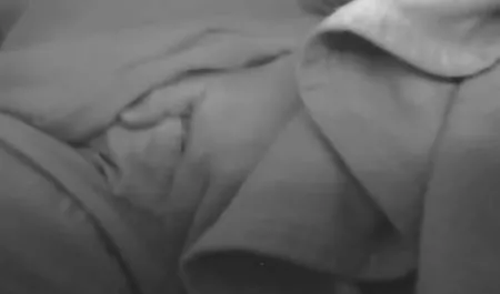 Rubia madura en medias de los golpes de un tetas cachondas hombre negro, la raza o el sexo.