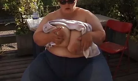 Joven chica en medias consigue un bocado de semen en bald hueso púbico después xxx mamando tetas del sexo