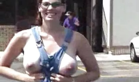 Pelirroja en lencería chupando tetas lesbianas roja chupa la polla de un hombre