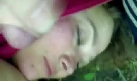 Puse la cámara en la parte frontal maduras super tetonas de la cama y la señora