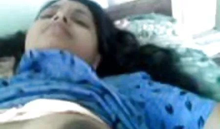El hombre de la primera persona tiene sexo anal con un chico chica tetona se masturba en la cama