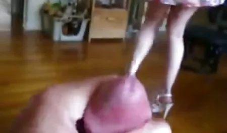 Una niña con agujero Peludo masturbándose el hombre tiene un punto de tetas abuelas