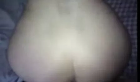 Mujeres en ropa brillante muestra las tetas chicas jovenes tetonas