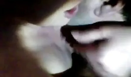 Estudiante con grandes tetas y bronceada cuerpo en el patio de la Casa folla tetonas con lentes con el Caballero