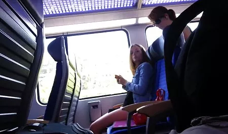 De goma de la masturbación tetoncitas en las manos de la experta chica que trajeron el tipo de orgasmo