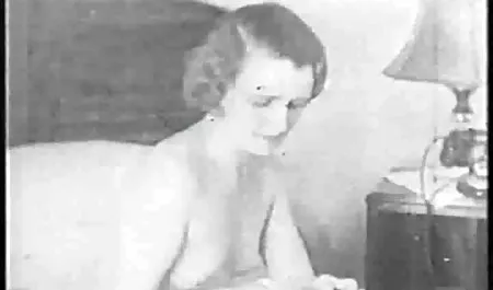 Desagradable MILF con el pelo corto, extiende las piernas relaciones sexuales tetudas negras con un hombre
