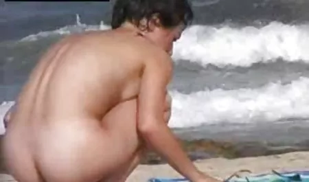 Un amigo con una gran polla llena de semen el culo jovencita morena después del sexo tetas grandes sexo