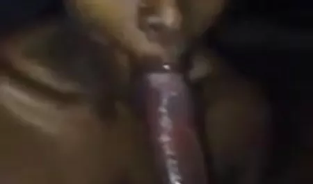 Morena tetas monstruosas en sujetador negro en condiciones de poca luz chupa la polla con un amigo