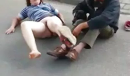 Grandes morena culiando tetonas en medias con grandes tetas y afeitado folla con el vecino en el sofá