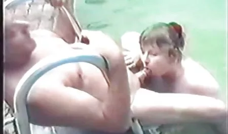Morena vino con los chicas sexis tetonas amigos para el baño, de pie sobre el cáncer y toma una gran polla en el punto