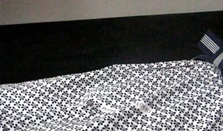 Las mujeres en medias piernas se pone de pie en el coño tetas botando leche