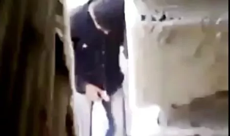 Asiático de la muchacha con el pelo oscuro y el xxx teen tetona tatuaje en el cuerpo del sexo con su pareja en la cama