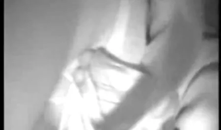 Mujer madura con gafas nalgonas y tetonas xxx chupa chico joven en la cama