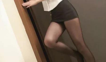 Joven en el baño de la casa y tiene sexo en la piscina tetas tirando leche
