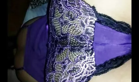 El hombre acarició las tetas llamado de mujeres maduras tetonas su coño en la polla