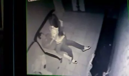 Tatuaje chico con polla delgada chica tetas de lesbianas en bragas en el sofá