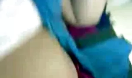 Joven tetonas colombianas xxx sexy en medias de hombre en los intereses de la posición 69 en el sofá.