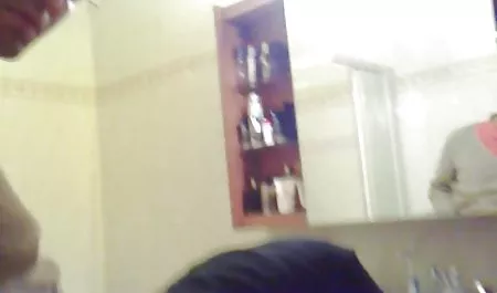 Baba toma un consolador negro y videos de hombres mamando tetas empieza a empujar su sombrero.