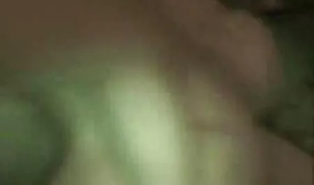 La diferencia de la vecina en la lengua en el patio, y tetas gigantes se entregó a él en el dormitorio.