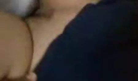 Maduro Madame poner las rubias maduras tetonas nalgas en la parte delantera de un amigo y dormir en el sofá.