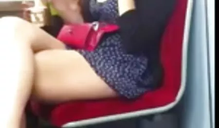 Hombre de edad madura con gafas lame un sombrero, de mierda en la super tetas boca