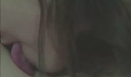 Cali Sparks es en tetonas besandose el sofá y polla grande amigo