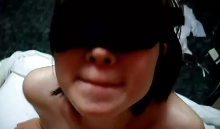 Modelo porno en las medias y los zapatos con grandes tetas empezó a tener sexo con un hombre tetas super grandes