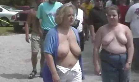 Con el pelo corto chupa pene chupando tetas naturales y se sienta