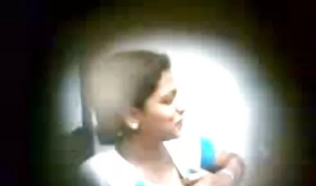 La dama, Caballero y su colega en el tetas de lesbianas sofá en la sala de estar