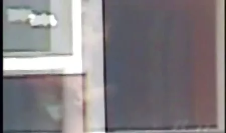 MILF con el pelo rubio y elástica culo en el sofá xxx mamadas de tetas sexo con un socio junior